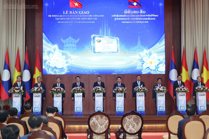 Thủ tướng Chính phủ Lê Minh Hưng và Thủ tướng Chính phủ Lào Saleumxay Kommasith cùng các đại biểu dự lễ bàn giao hệ thống quản lý dân cư và căn cước công dân tại Lào.