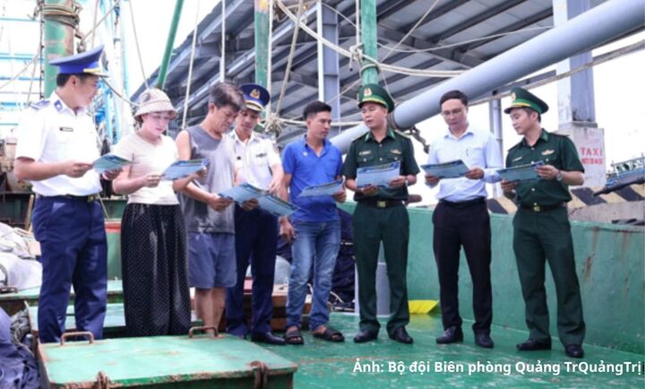 Cán bộ, chiến sĩ Đồn Biên phòng Triệu Vân tuyên truyền chống khai thác IUU cho ngư dân.