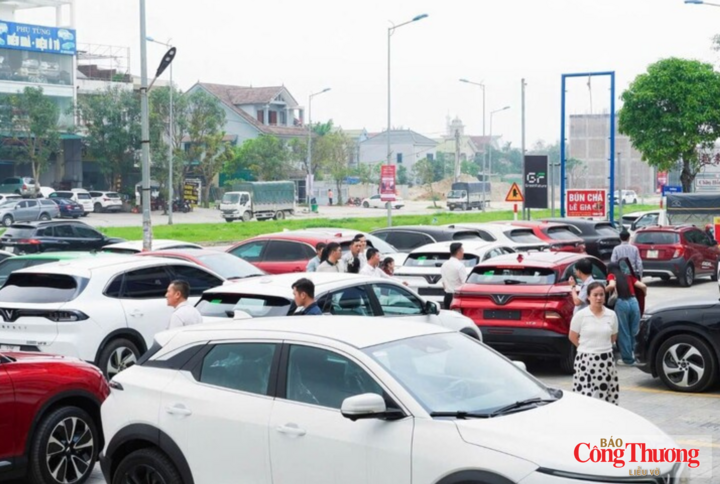 Rất nhiều người dân đến các đại lý tìm hiểu và chọn mua xe điện. Số lượng xe điện bán ra tại Nghệ An tăng cao trong những năm qua.