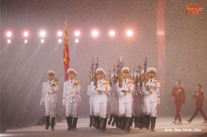 Màn diễu binh ấn tượng tại chương trình “Tổ quốc trong tim” tổ chức ở Thành phố Hồ Chí Minh, thu hút hơn 40.000 khán giả đến xem tại sân khấu chính.