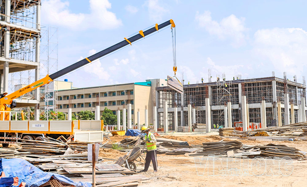 Nhiều doanh nghiệp FDI triển khai dự án trong các khu công nghiệp. Trong ảnh: Nhà đầu tư triển khai dự án trong KCN Hòa Phú. Ảnh: KHÁNH DUY