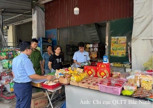 Đội Quản lý thị trường số 9 tiến hành kiểm tra hàng hóa tại một cơ sở kinh doanh trên địa bàn phường Nhân Thắng.