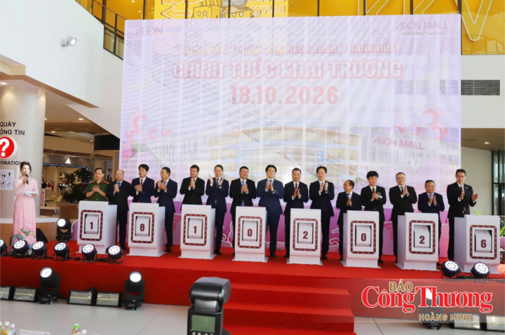 Các đại biểu thực hiện nghi lễ khai trương Trung tâm thương mại AEON Mall Thanh Hoá