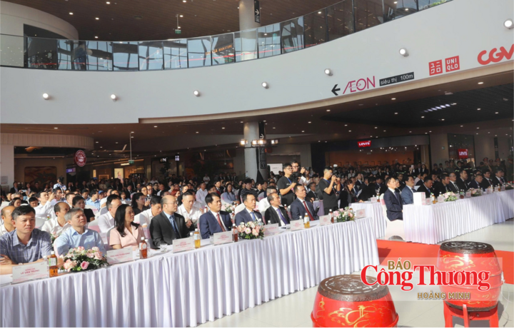 Các đại biểu tham dự lễ khai trương