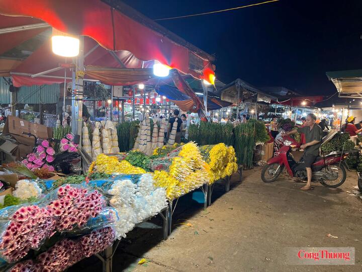 Chợ hoa Quảng An sáng đèn, nhộn nhịp hoạt động mua bán trong những ngày cận lễ 20/10.