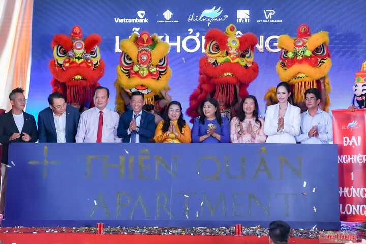 Đại biểu thực hiện nghi thức khởi công dự án.