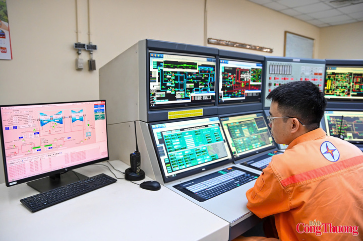 Ngành điện vững bước, tiếp thêm động lực cho phát triển kinh tế đất nước. Ảnh: Nam Nguyễn
