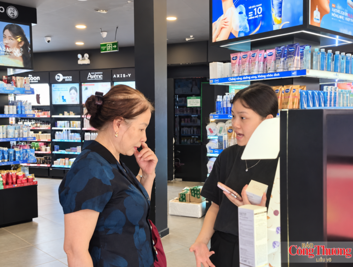 Nhân viên cửa hàng mỹ phẩm tư vấn cho khách hàng.