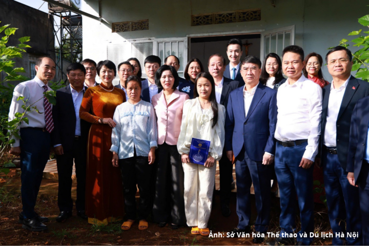 Đoàn công tác TP. Hà Nội trao quà, động viên gia đình bà Hoàng Thị Thanh Mai vượt qua khó khăn trong cuộc sống.