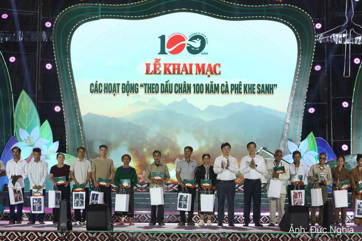 Lãnh đạo tỉnh Quảng Trị tặng quà cho các hộ nghèo, gia đình chính sách.