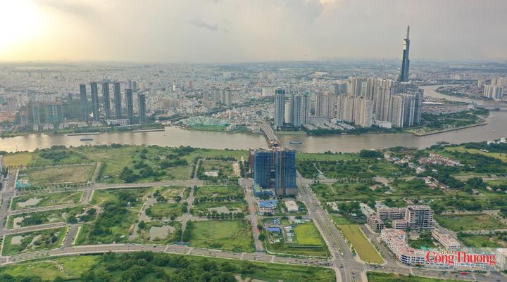 Chủ tịch UBND TP. Hồ Chí Minh yêu cầu các đơn vị tập trung nguồn lực, xây dựng tiến độ cụ thể, tháo gỡ khó khăn; ưu tiên hoàn thiện hồ sơ và tổ chức đấu giá những khu đất đủ điều kiện theo quy định.