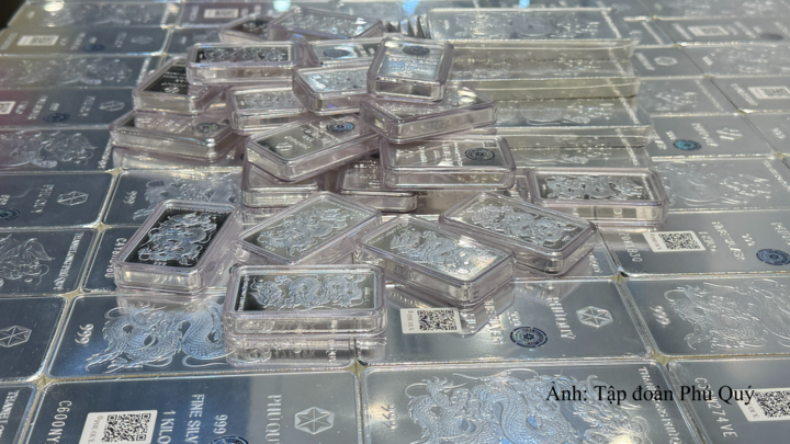 Giá bạc liên tục giảm mạnh