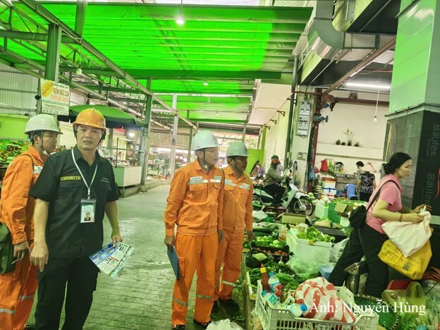 Nhân viên Công ty Điện lực Hải Phòng phối hợp cùng Ban quản lý chợ Phú Yên (phường Lê Thanh Nghị) kiểm tra hệ thống điện, đảm bảo an toàn phòng chống cháy nổ tại các khu vực kinh doanh