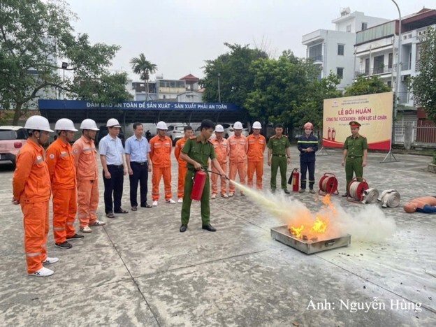 Lực lượng Cảnh sát PCCC&CNCH phối hợp tổ chức thực tập phương án chữa cháy, cứu nạn, cứu hộ cho cán bộ nhân viên của đơn vị trực thuộc Công ty Điện lực Hải Phòng