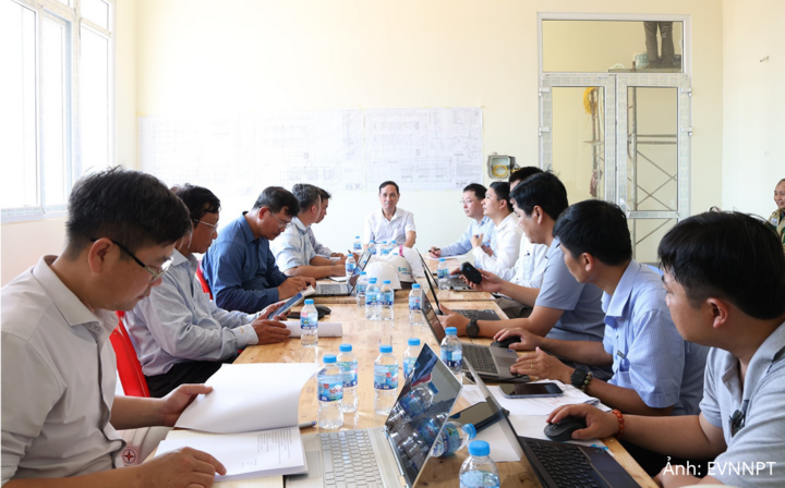 Phó Tổng giám đốc EVNNPT Bùi Văn Kiên họp điều độ tiến độ dự án với SPMB và các nhà thầu tham gia dự án.